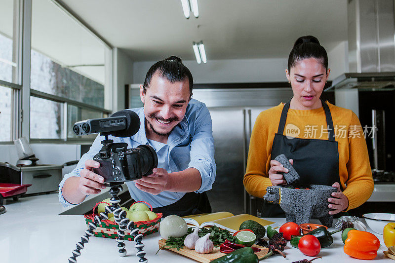 拉丁情侣blogger vlogger和网络影响者在墨西哥城的厨房录制墨西哥食物的视频内容